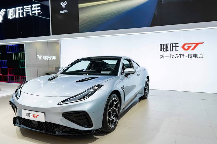 深圳288哪吒汽车在智能汽车领域的表现，领途汽车在新能源汽车市场中的影响力